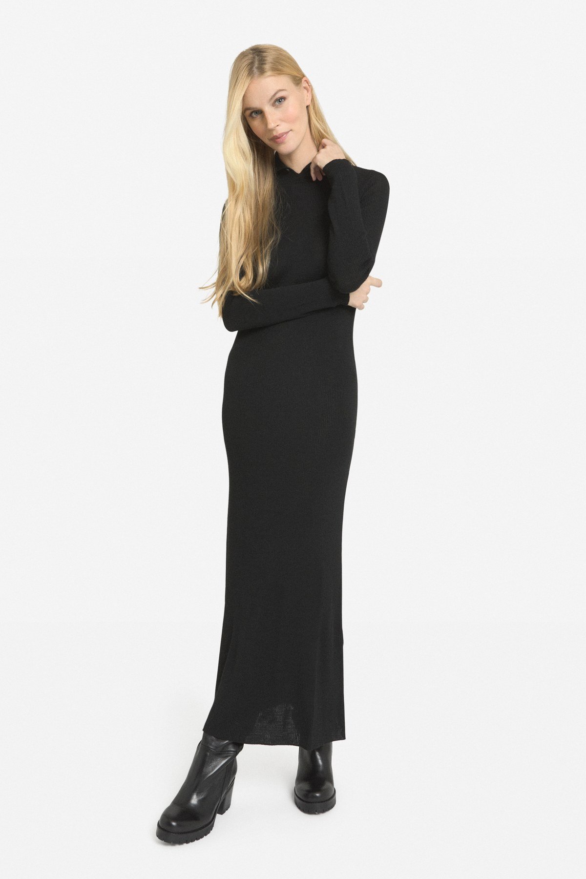 Long and fluid dress with slit