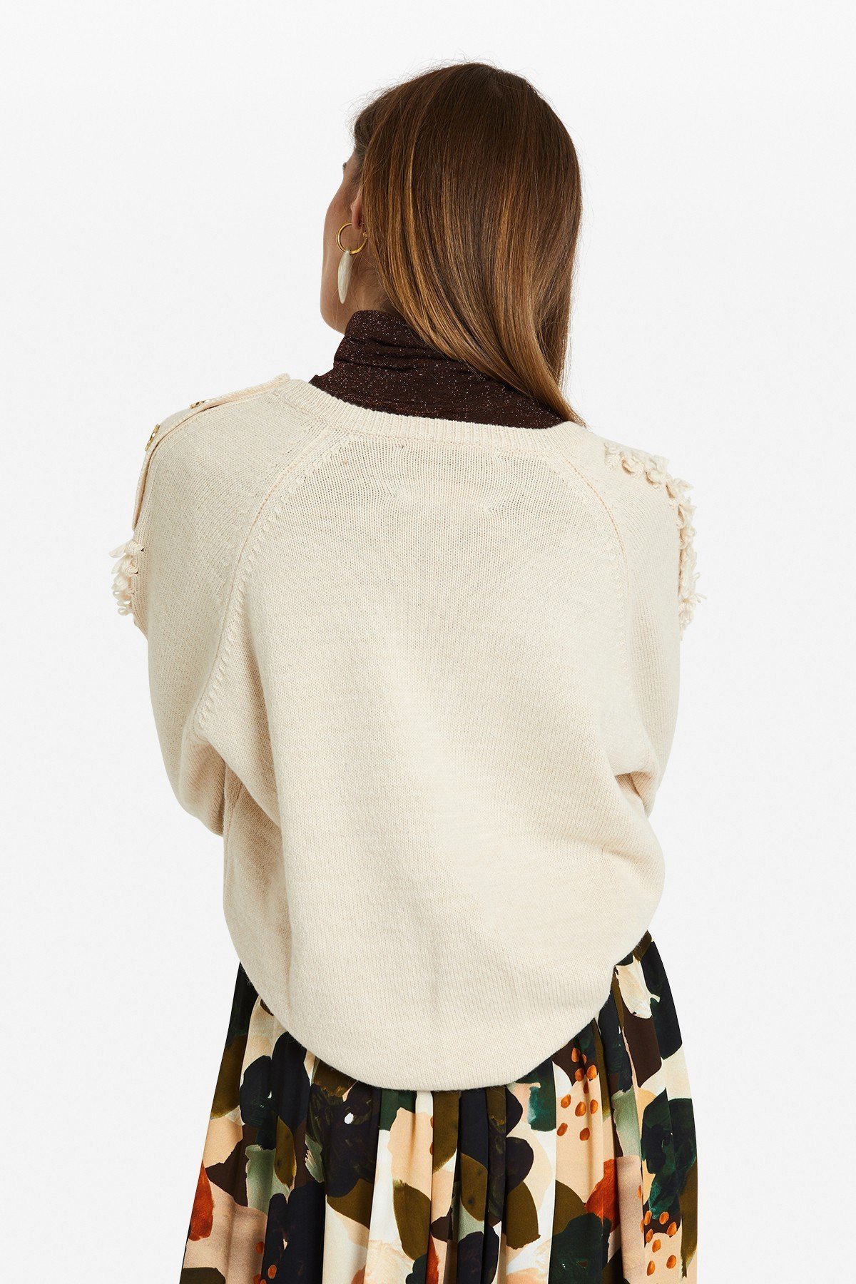 V-neck pullover with appliques on the sleeves