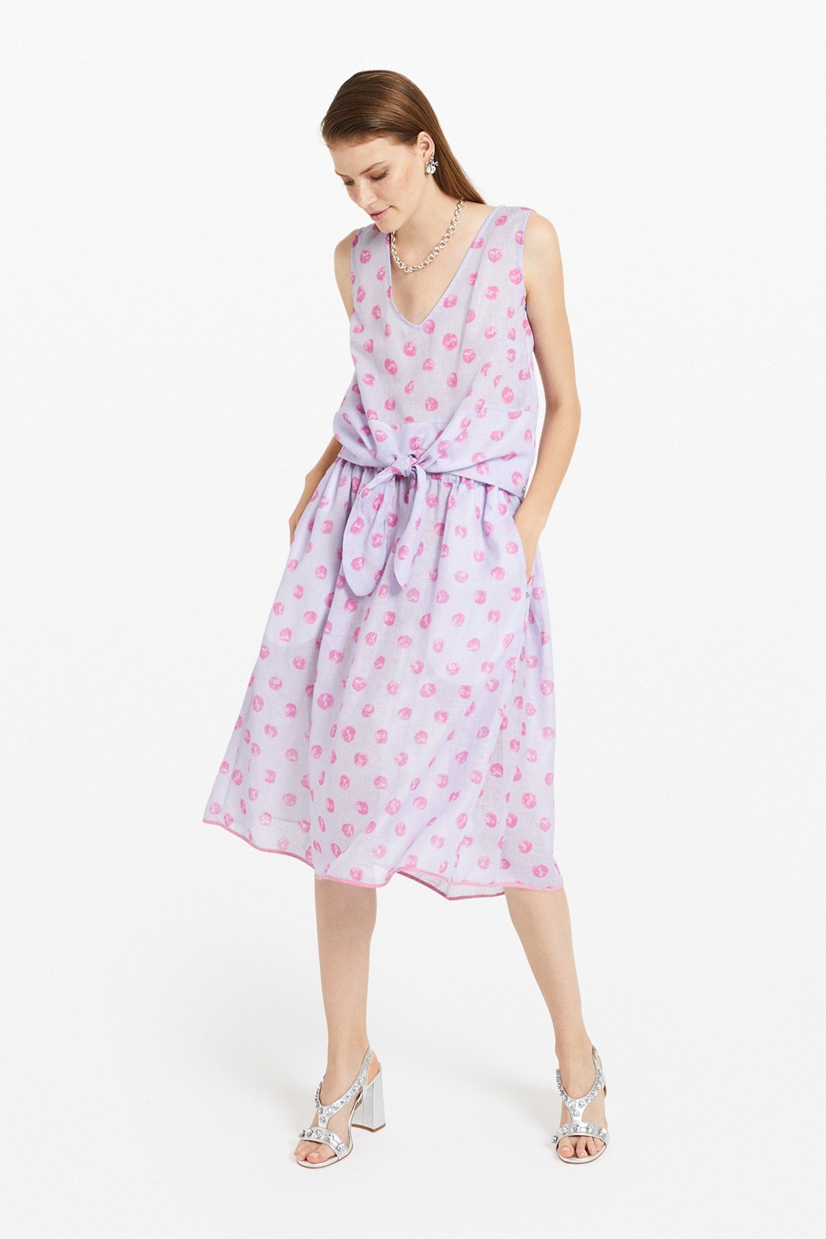 Top with polka dots' print and knot