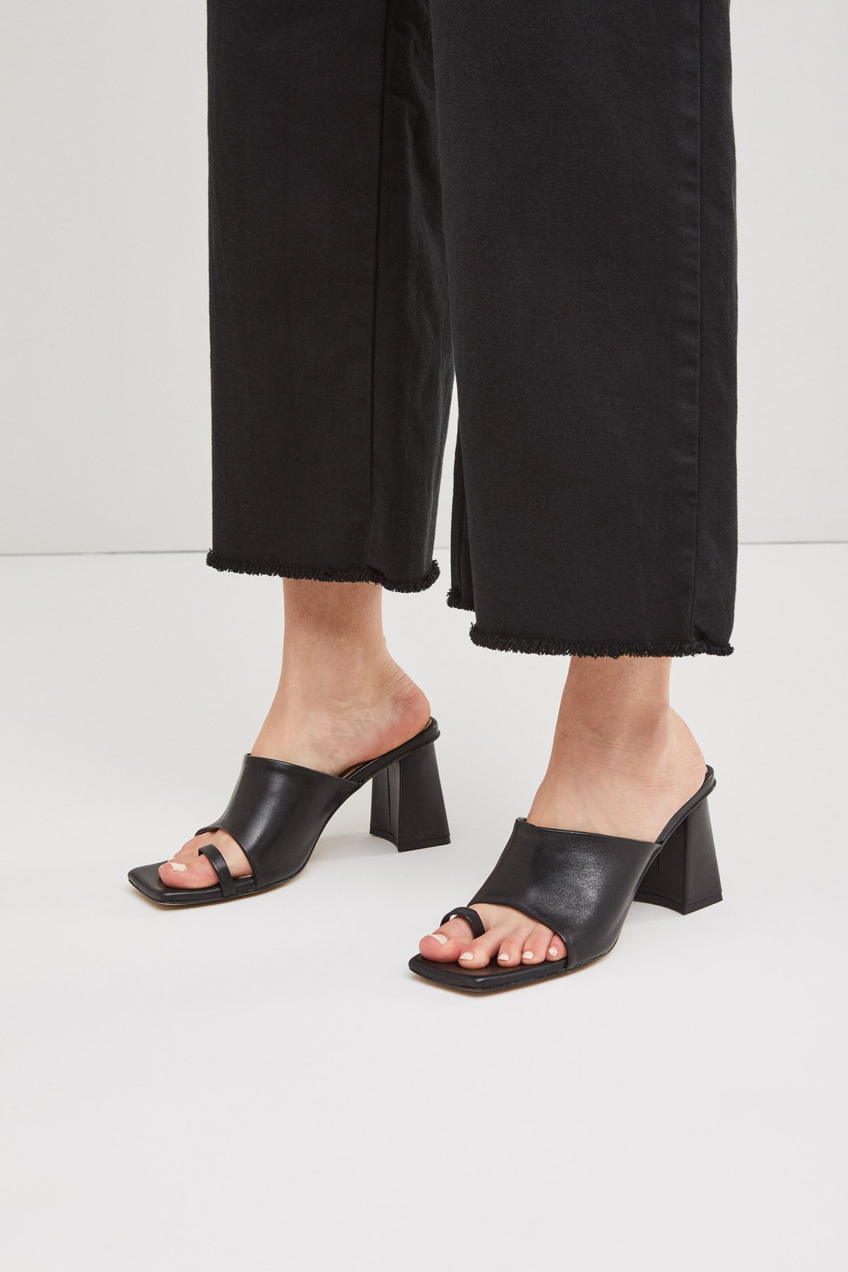 High-heeled flip flops