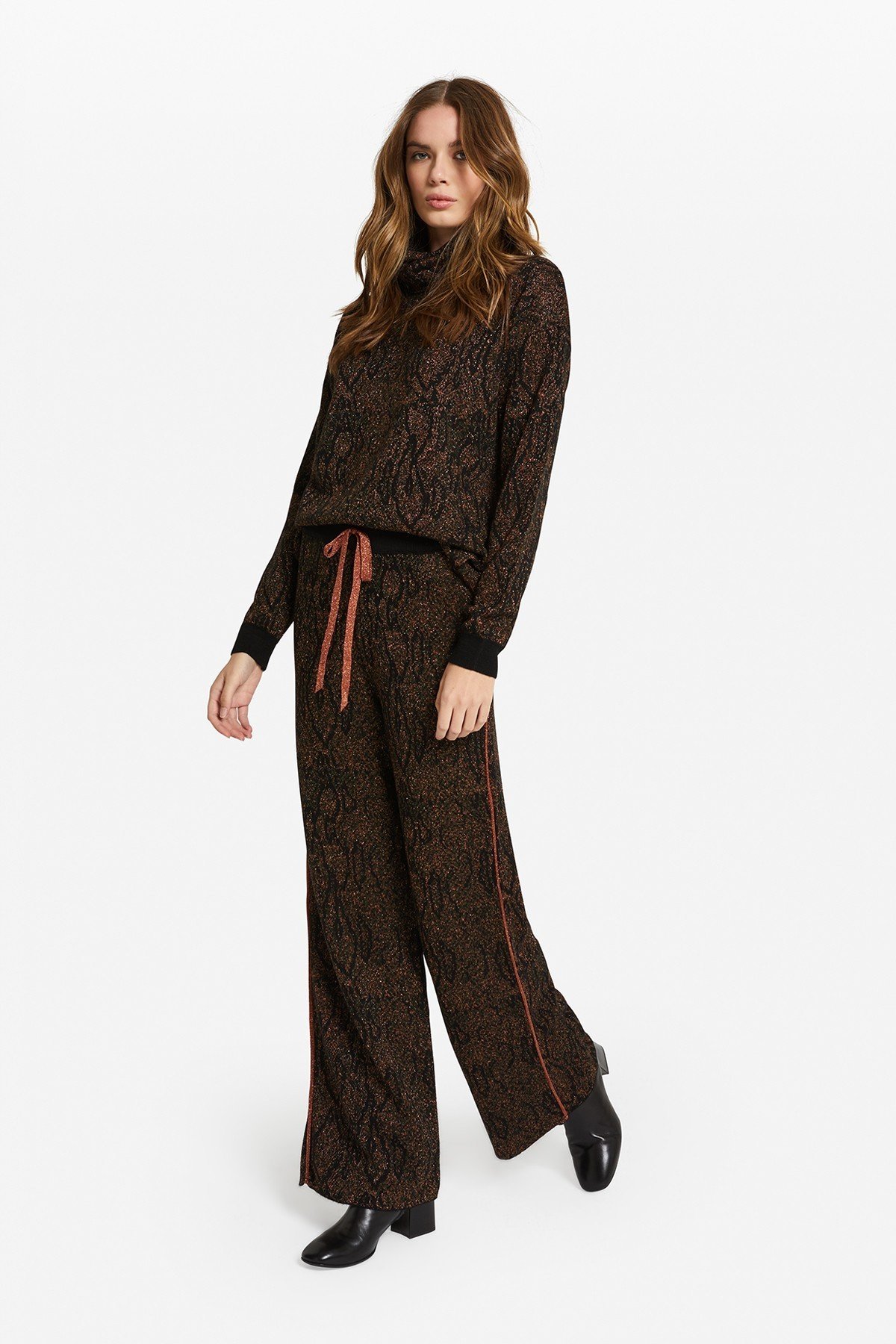 Knitted trousers with lurex details