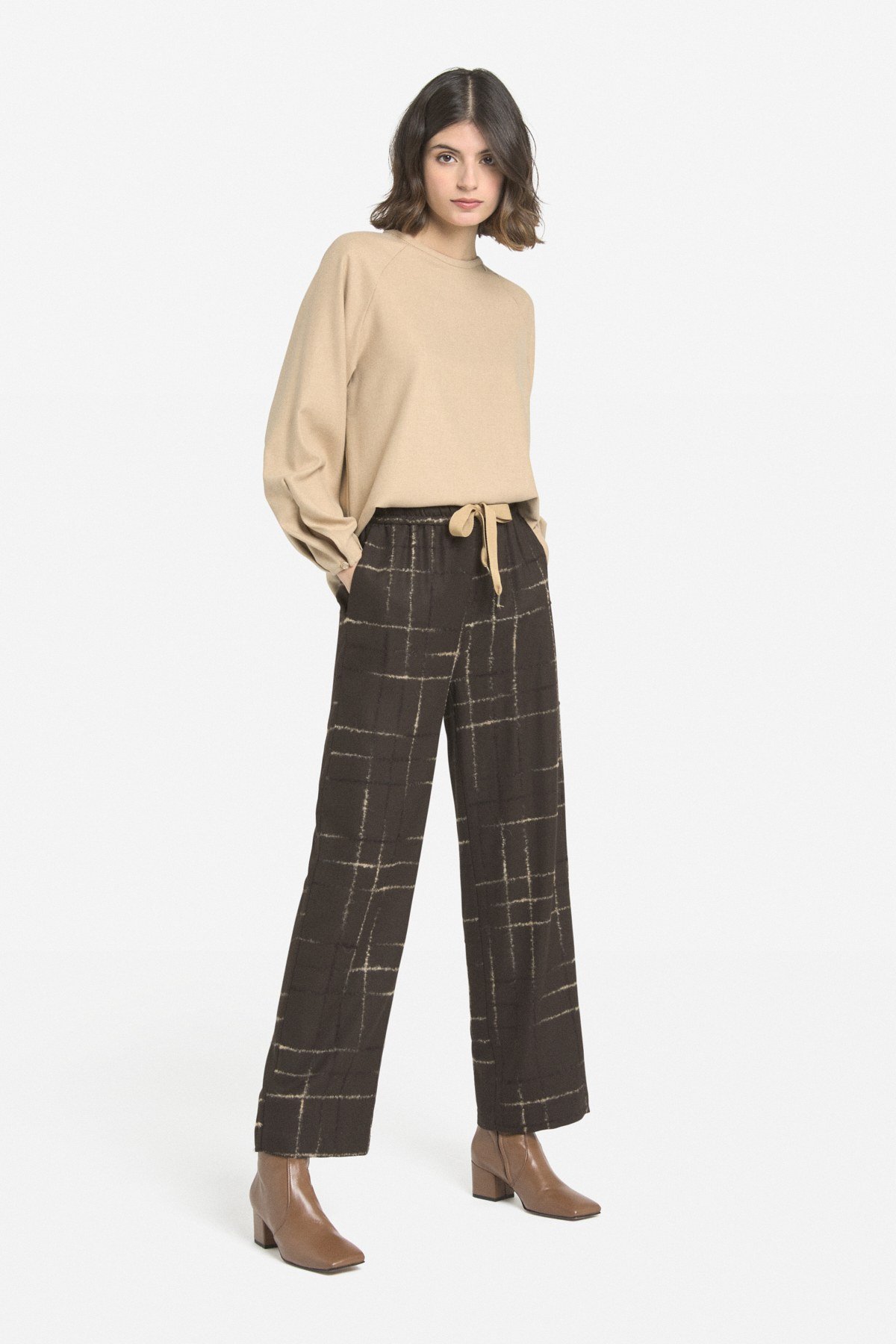 Fluid trousers with drawstring