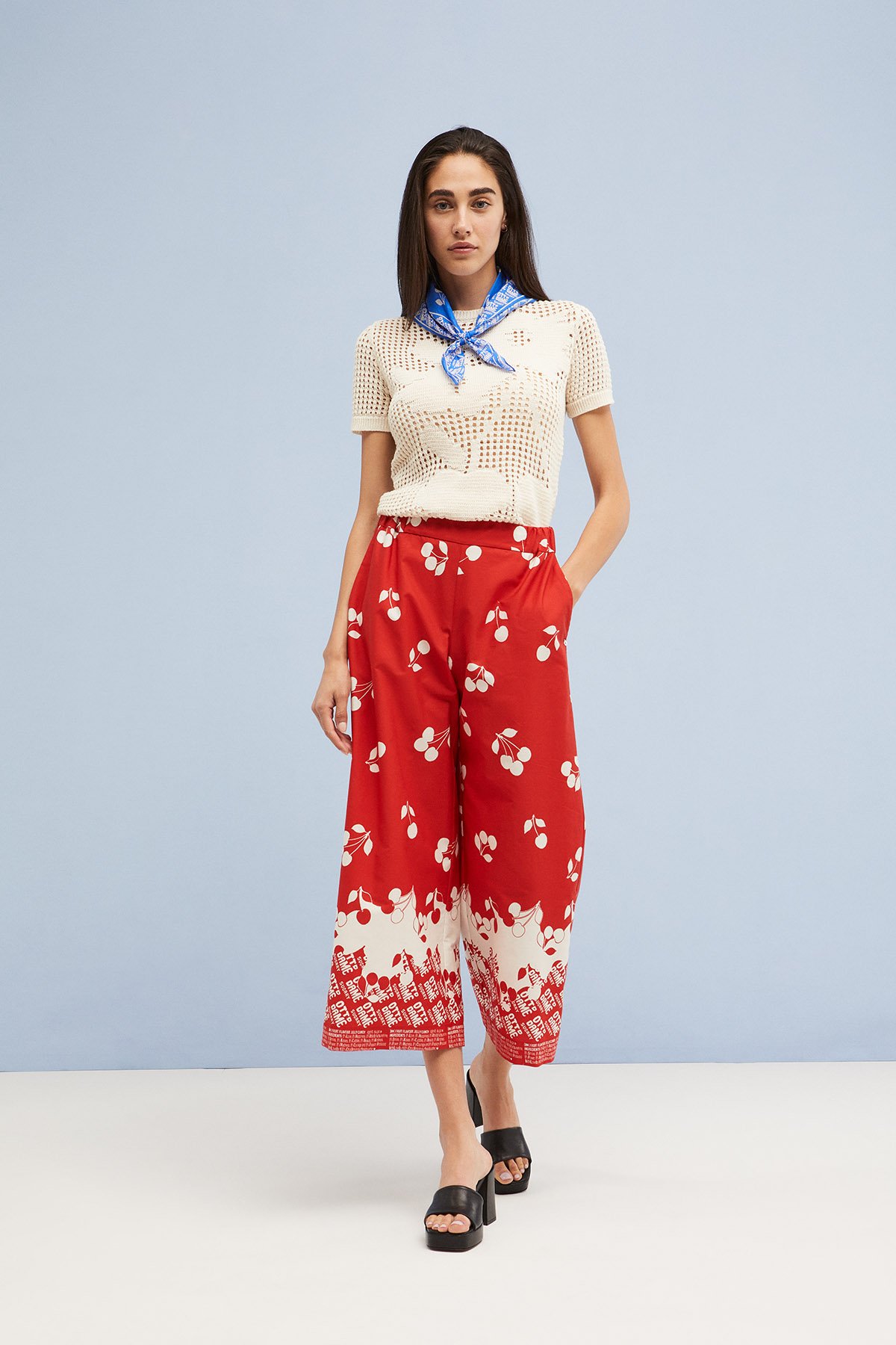 Cropped trousers cherries' printing