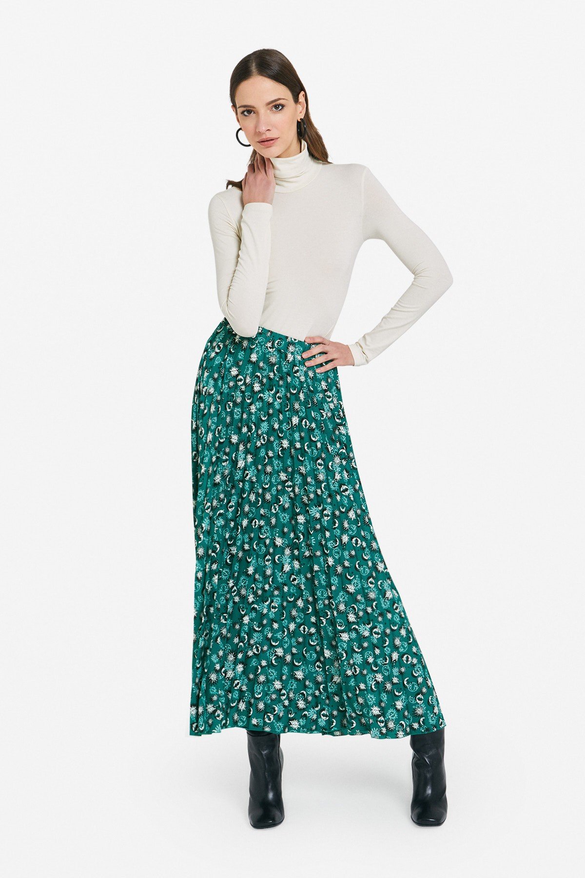 Pleated long skirt 