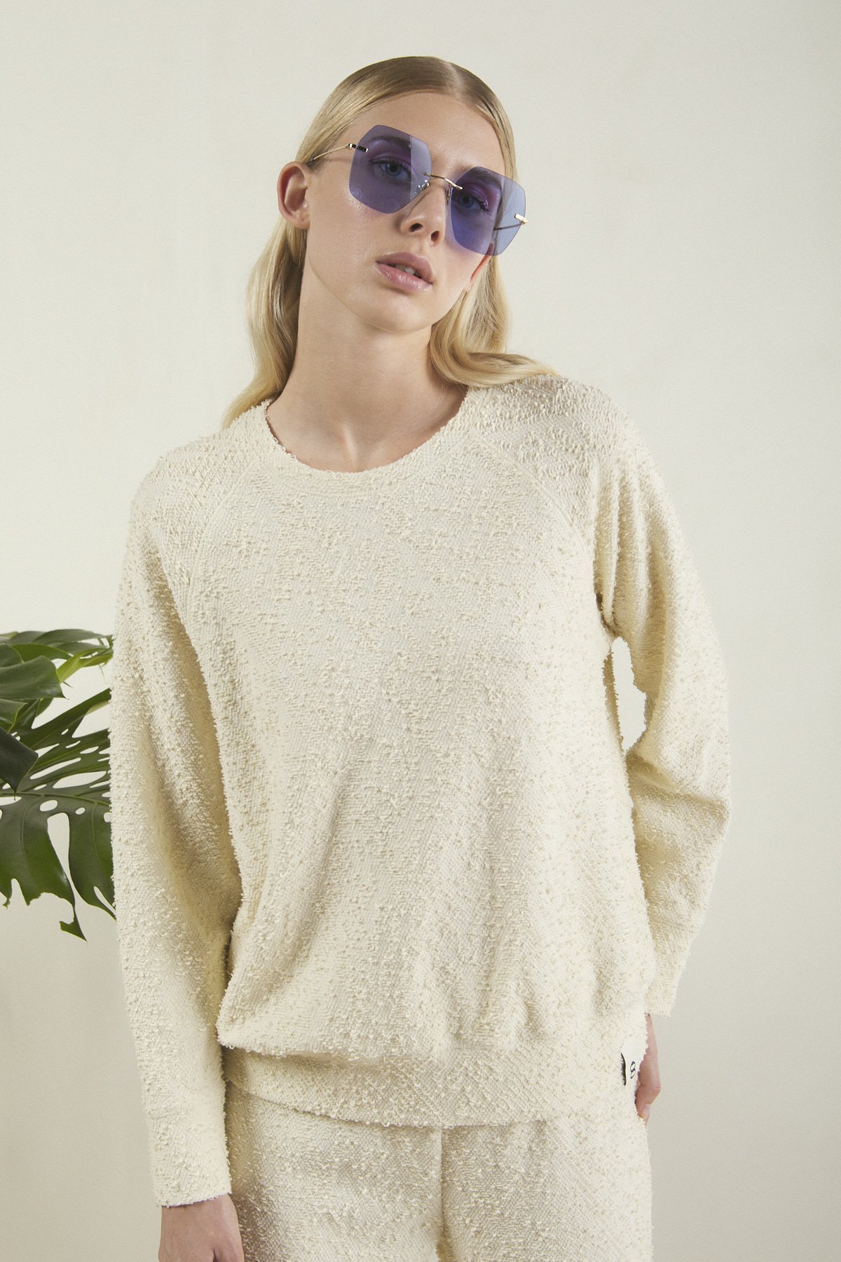 Sweatshirt with embroidered lace