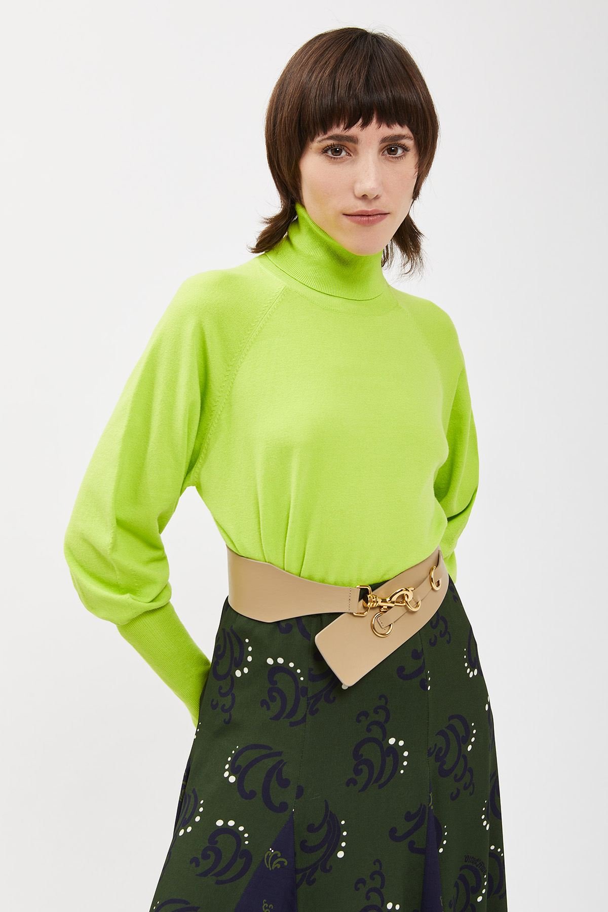 Jumper with puffed sleeves.